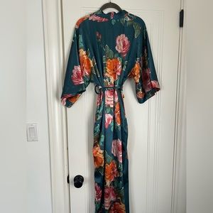 Beautiful bathrobe.  Colors are fantastic.  Perfect for summer.  One size.
